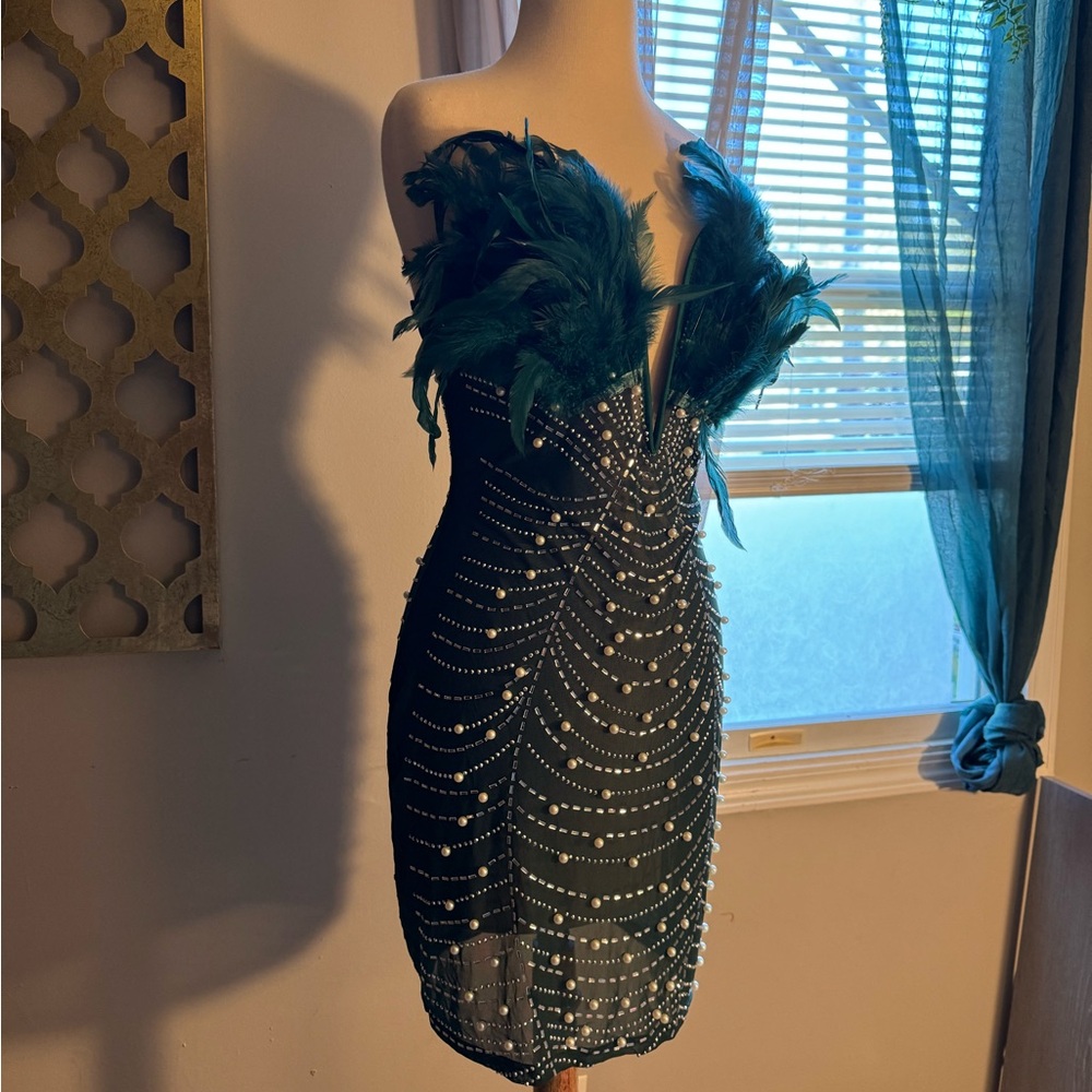 Halloween emerald fancy costume dress. Feathered bust with gems. Women’s Large